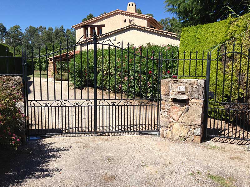 Pose de portail métallique