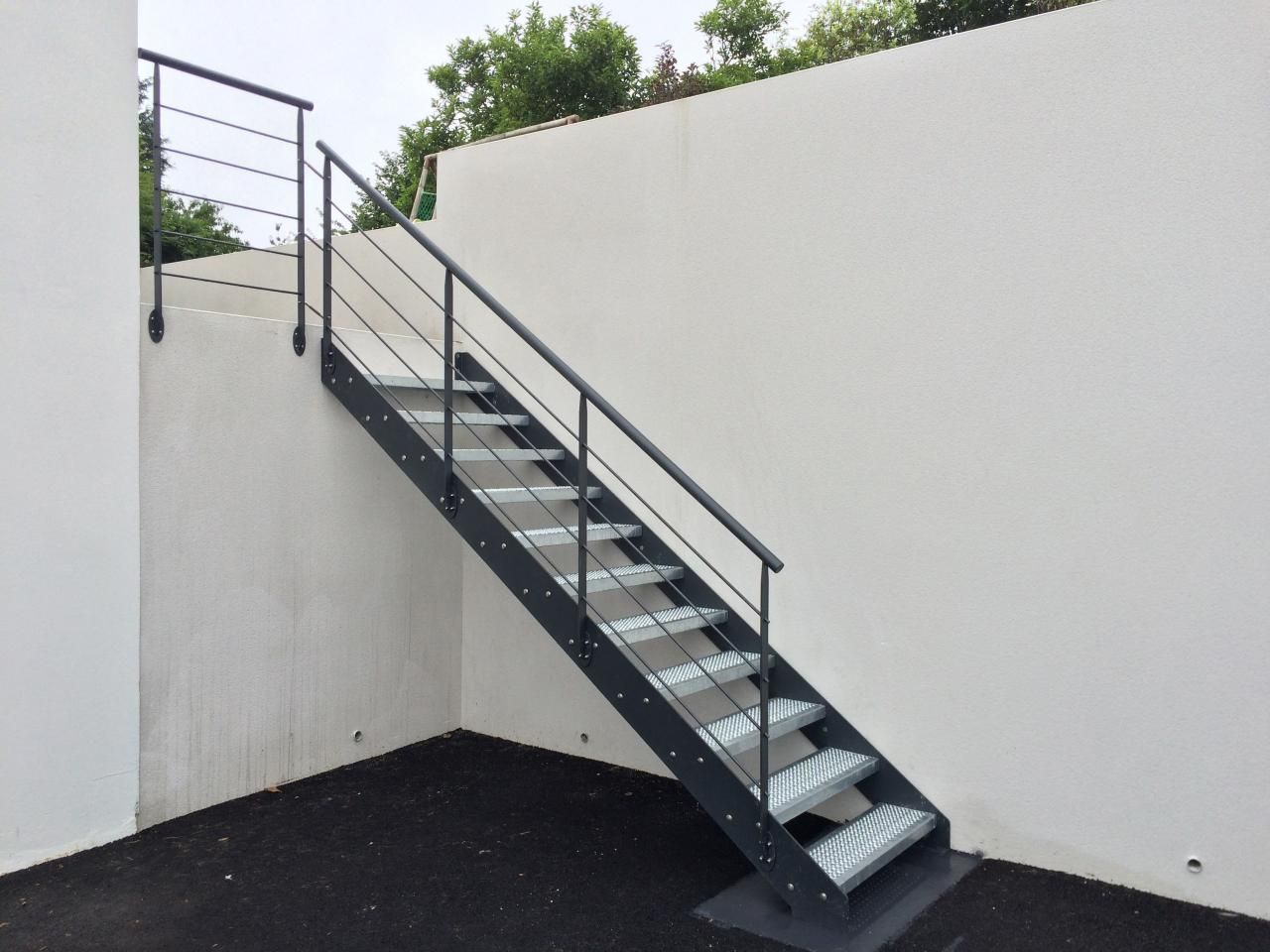 Pose d'escalier métallique